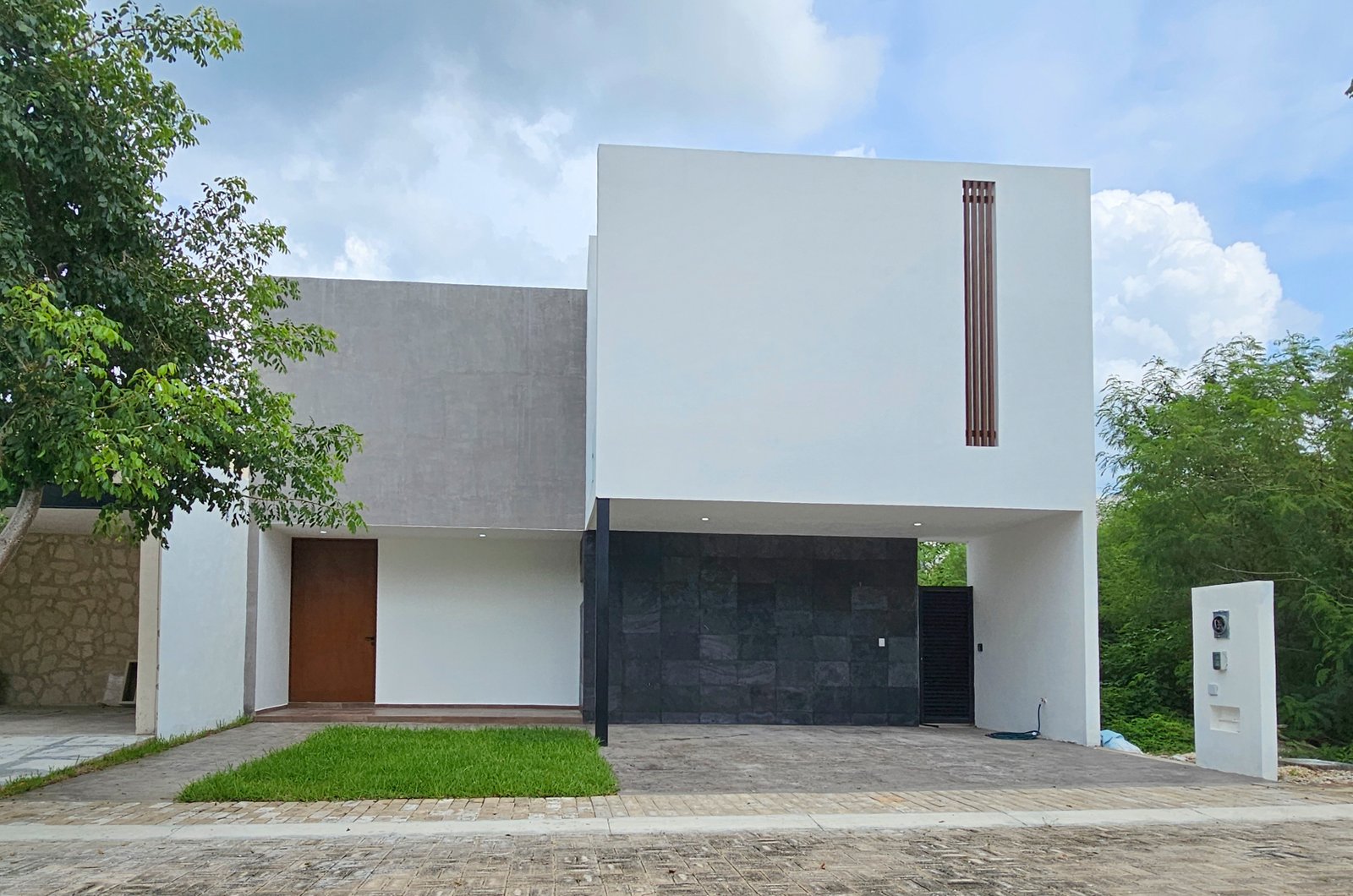 1866-Casa-en-venta-Temozon-Merida-Soluna-de-2-plantas-con-3-recamaras (1).jpg